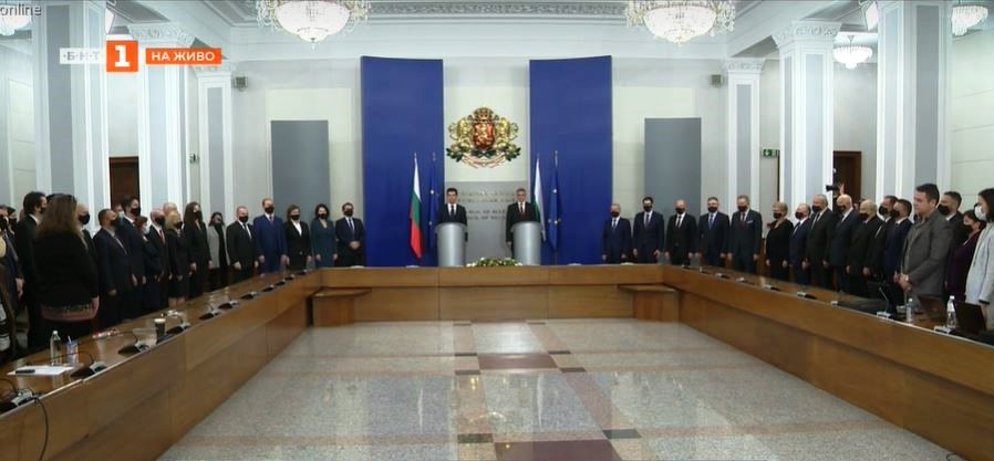 Служебният кабинет предаде властта на новото правителство