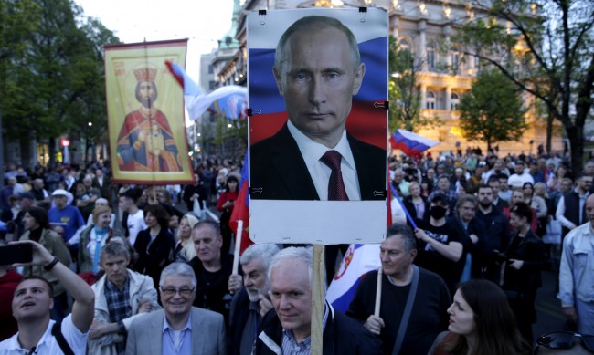Многохиляден митинг в Белград в подкрепа на Русия и срещу НАТО