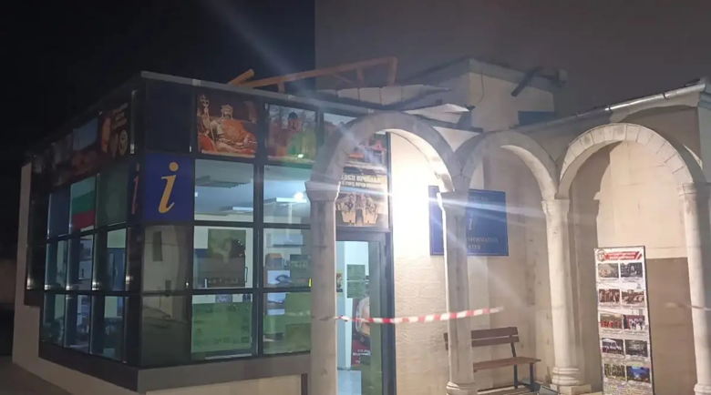Вятърът отнесе покрива на библиотеката във Велики Преслав