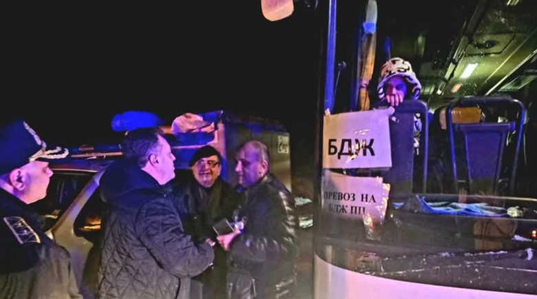 Спасителна акция заради закъсал автобус с 50 пътници