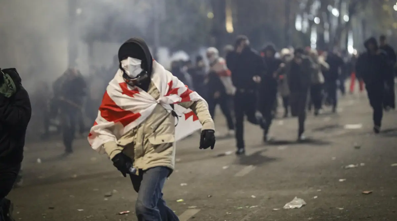 Спецчасти разпръснаха протестиращите в Тбилиси