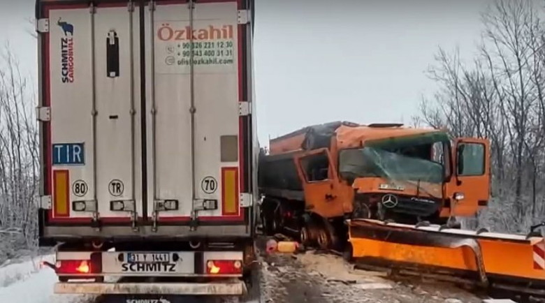 Тир се натресе в снегорин край Две могили