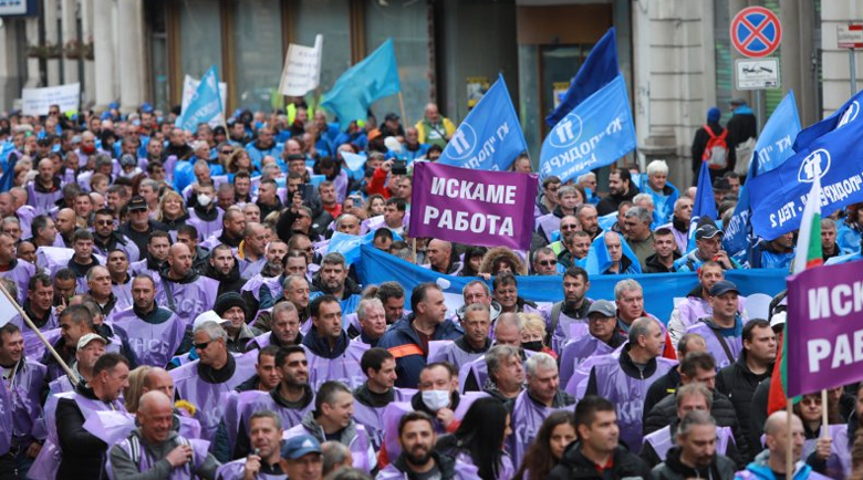 Миньори окупират жълтите павета заради новия данък за подемните богатства