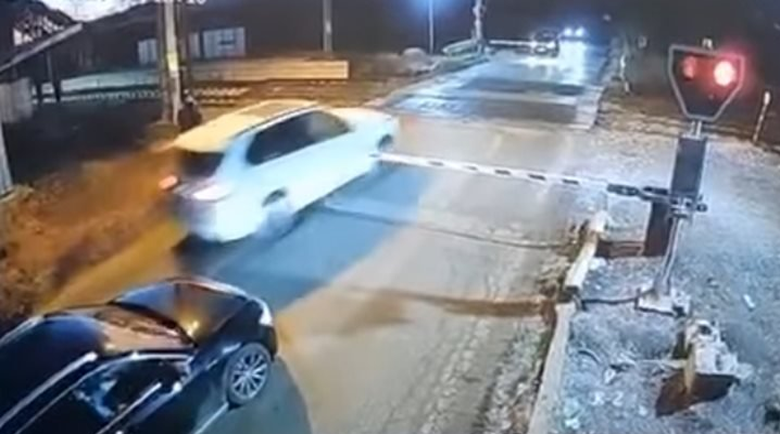 Ето колата, която бе ударена от влак на спирка Верила