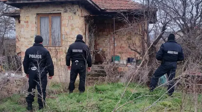 Хванаха 10 трафиканти на бежанци в Бургаско, сред тях и тарторът им