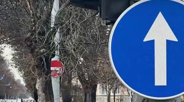 Шофьор с фиш, след като навлезе в кръстовище с противоречащи си знаци