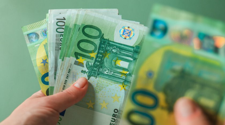 Полицайка от Монтана сви €1500 и телефон от доказателства по дело