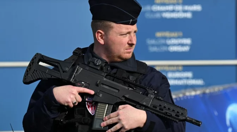 Похитителят, който взе петима за заложници във френски затвор, се предаде