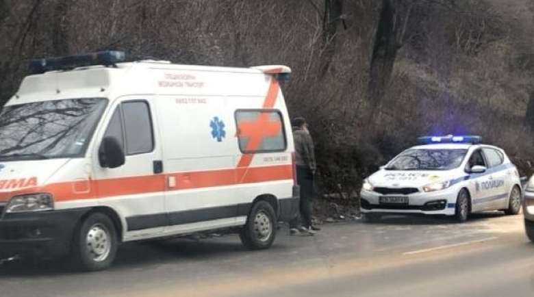 Трагедия: Автомобил падна в дере, шофьорът загина на място