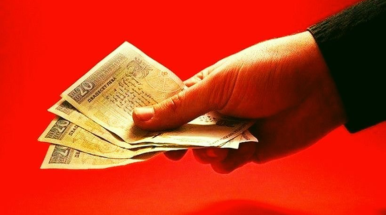 Новата година: Минималната работна заплата вече е 1077 лв.