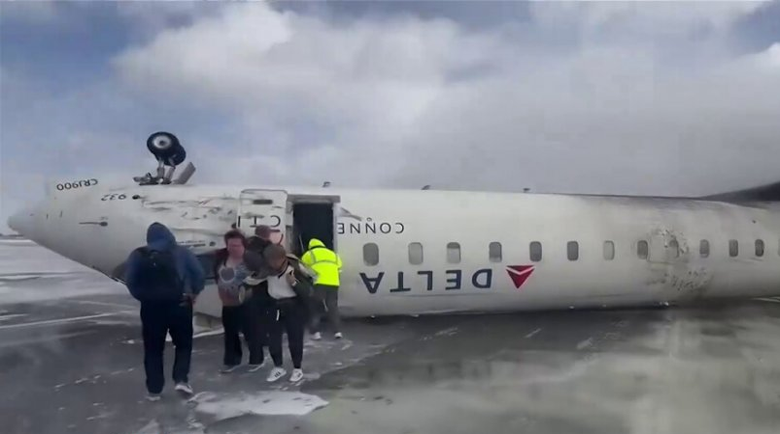 Самолет се обърна по таван в Канада, 18 души са ранени