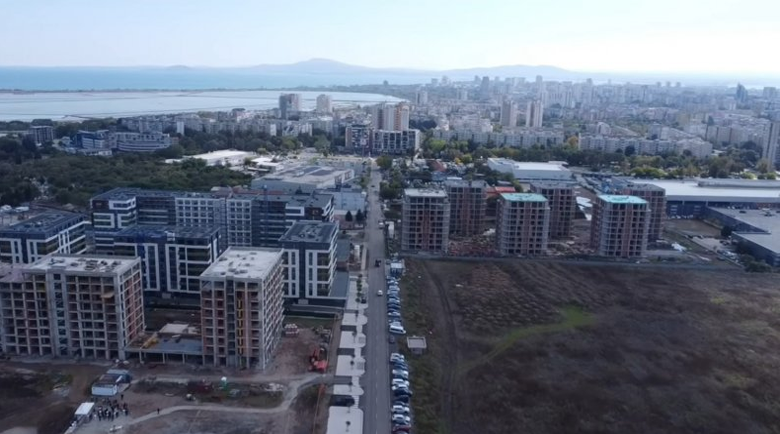 Град за 10 000 души никне между два мола в Бургас