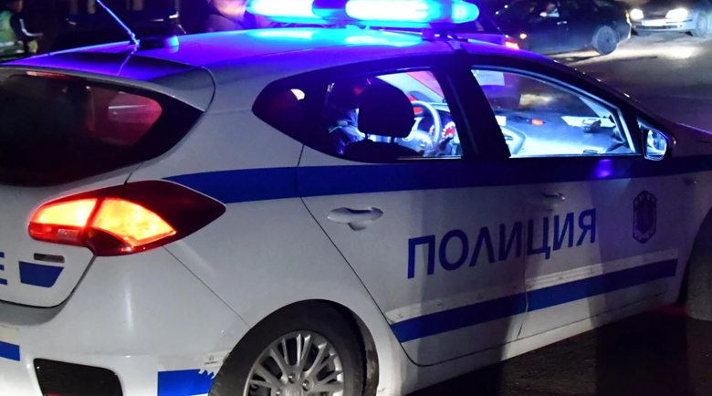 Пиян джигит нацели две патрулки пред районното