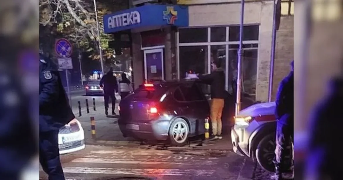 Младеж влетя с автомобила си в аптека в Пловдив