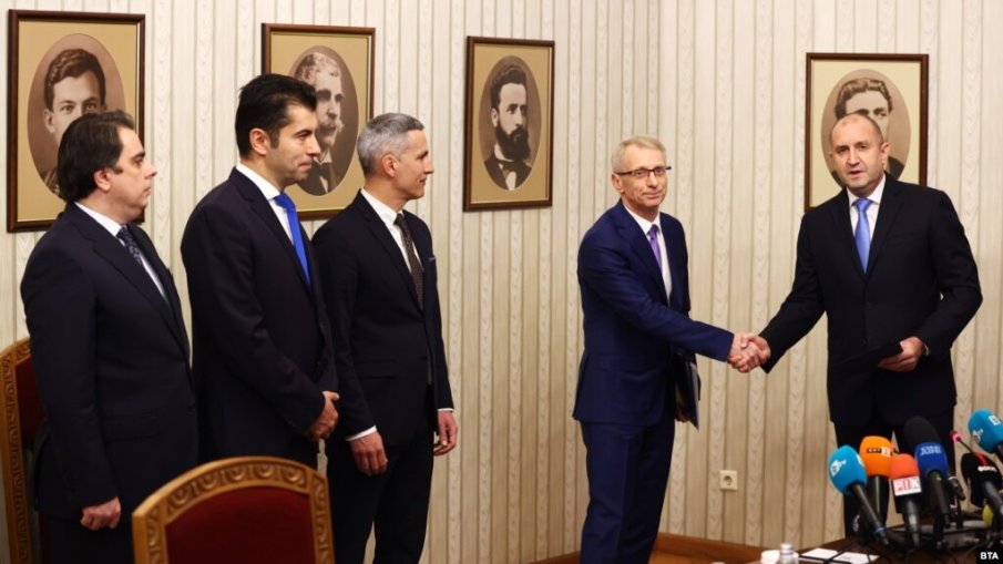 Лъсна скандална задкулисна договорка между Радев и ППДБ! Президентът гласи Андрей Гюров за служебен премиер – има обаче един проблем