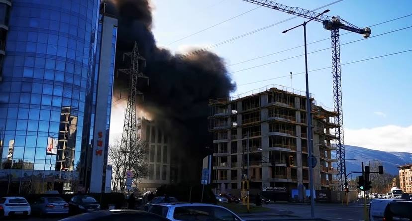 Огромен пожар и черен дим над София, строеж пламна за минути
