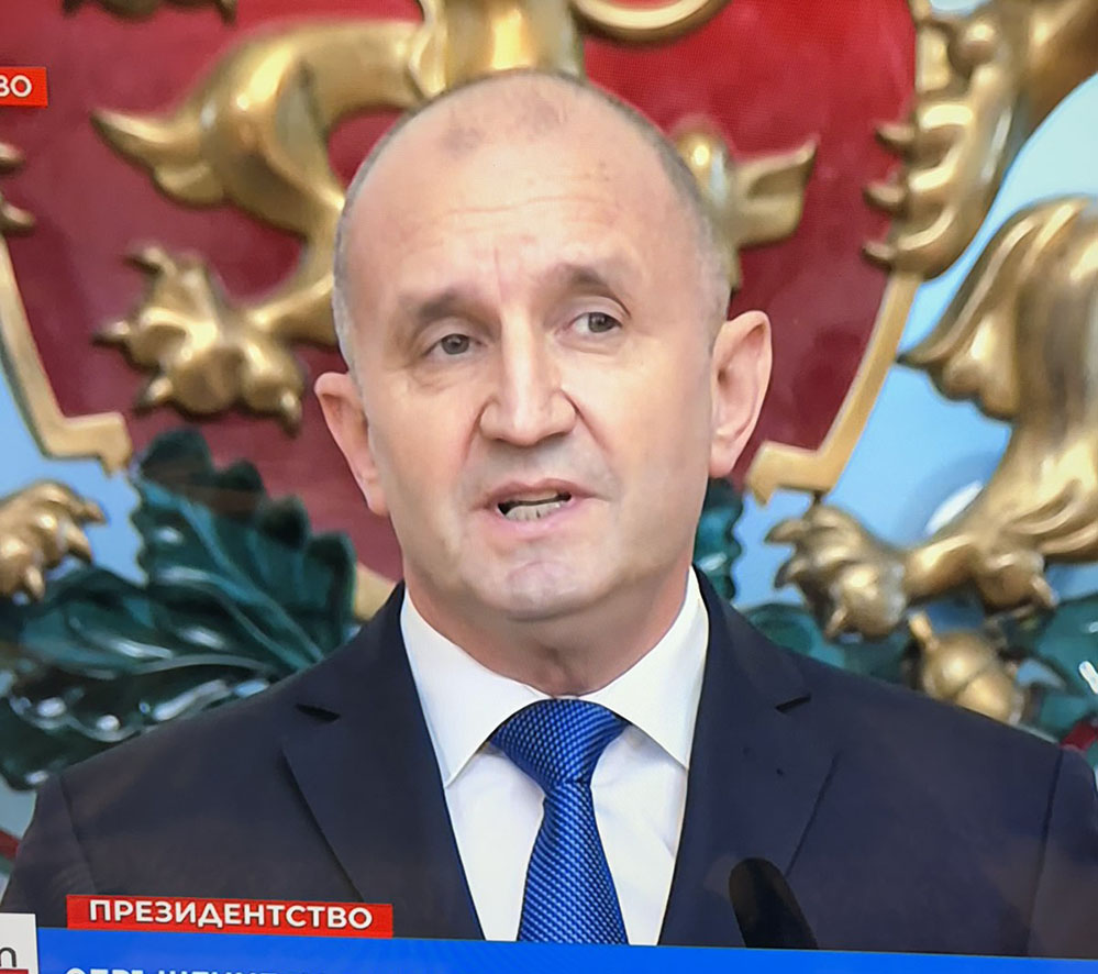 Президентът Румен Радев подава оставка