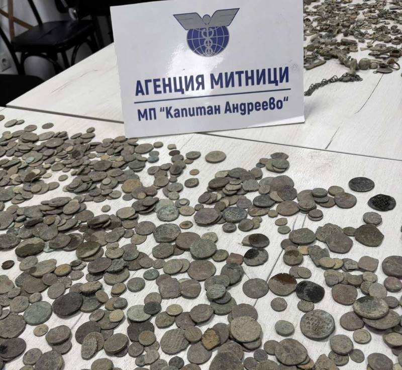 Митничари спряха нелегален износ на хиляди стотици старинни предмети и монети