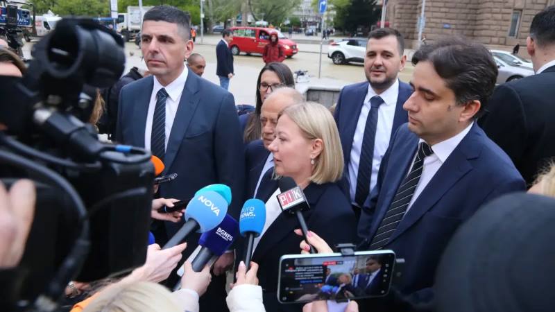 Патология! Мирчев и компания повтарят като в транс името на Пеевски