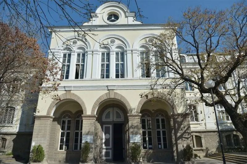 Родители и ученици излязоха на протест в Пловдив заради забавения ремонт на училищна сграда