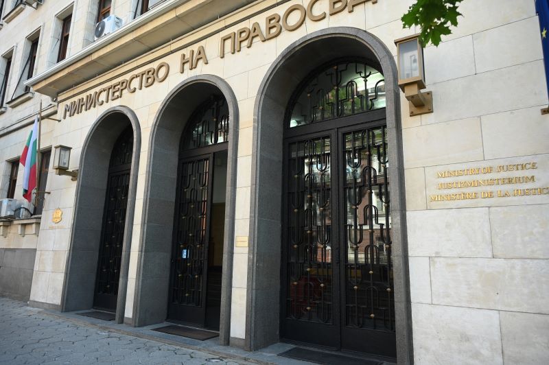 Правосъдният министър със сигнал до ВСС за педофил, назначен като охрана в школо