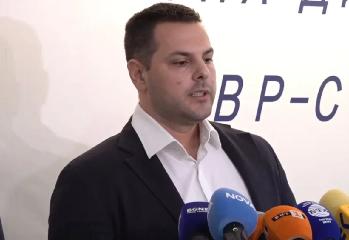 Задържаха две лица за кредитни измами чрез нецензурни видеоклипове и заплахи с оръжие