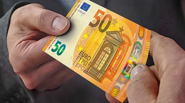 Измамник броди из магазините и иска да му уедрят 50 евро, после показва 10