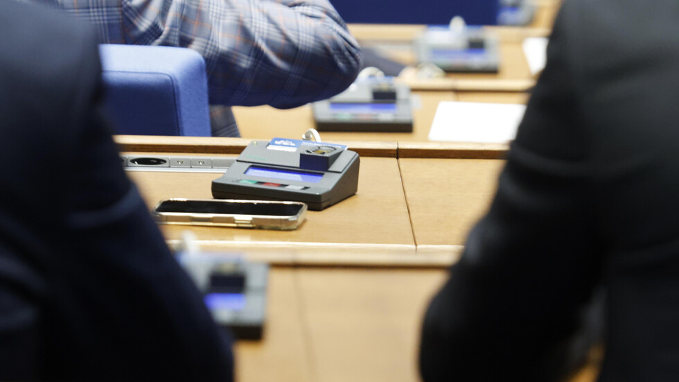 Депутатите одобриха окончателно новата формула за минималната заплата