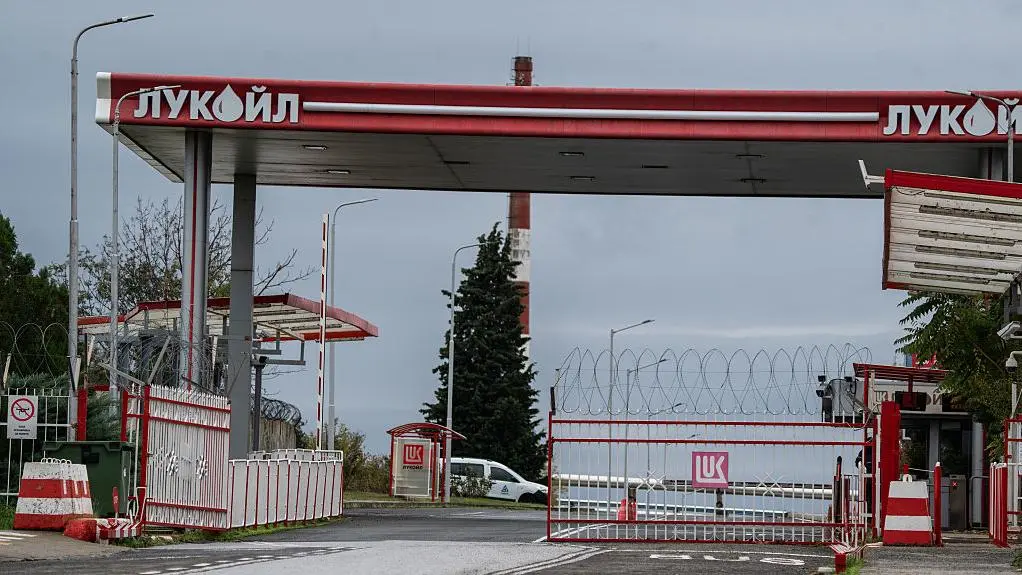 Регулаторът под лупа: КЗК поиска от „Лукойл“ детайлни разходи за петрола и горивата