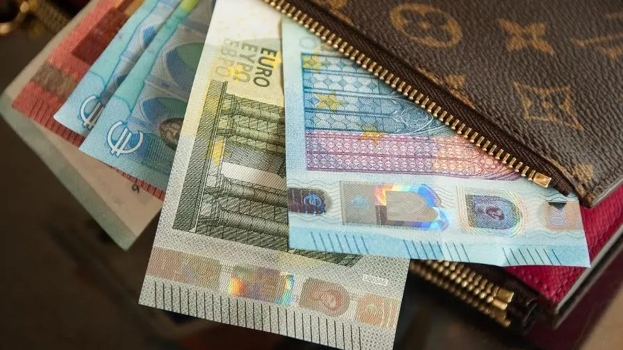 Курсът на еврото остава без съществена промяна спрямо щатския долар