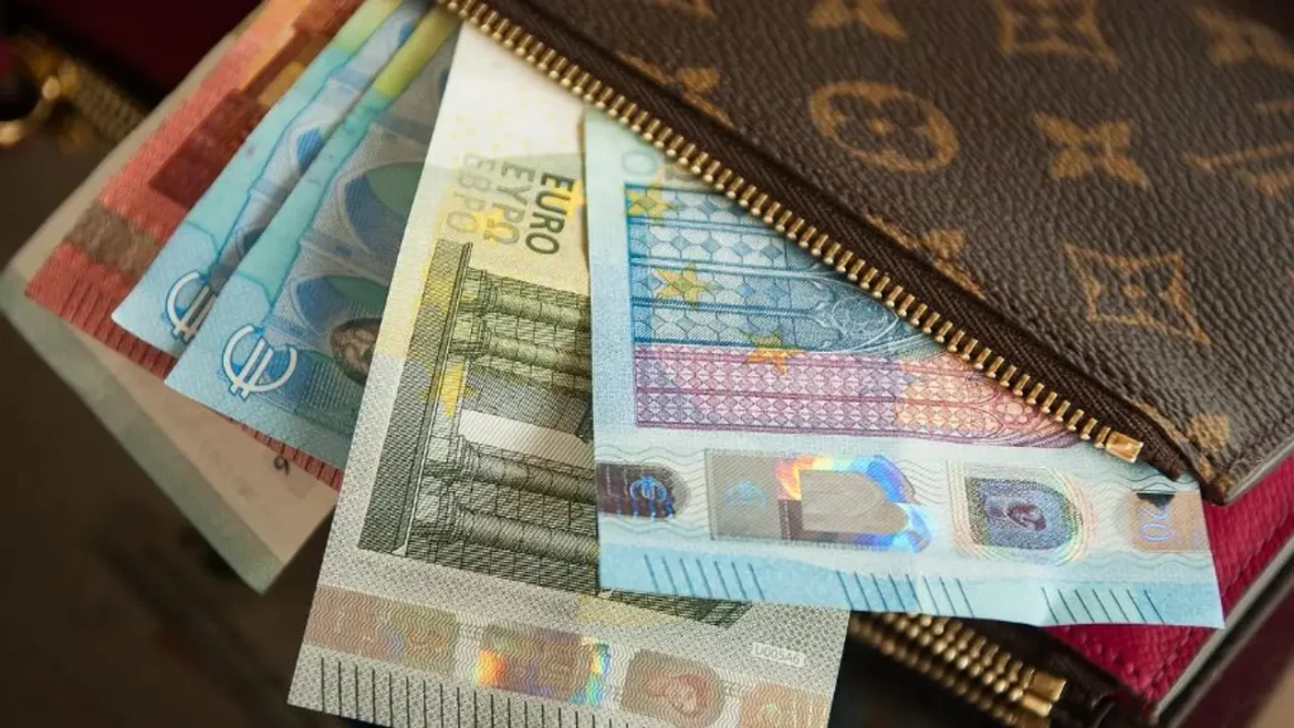 Ръст на доходите: Средният осигурителен доход достигна 1056,31 евро през август