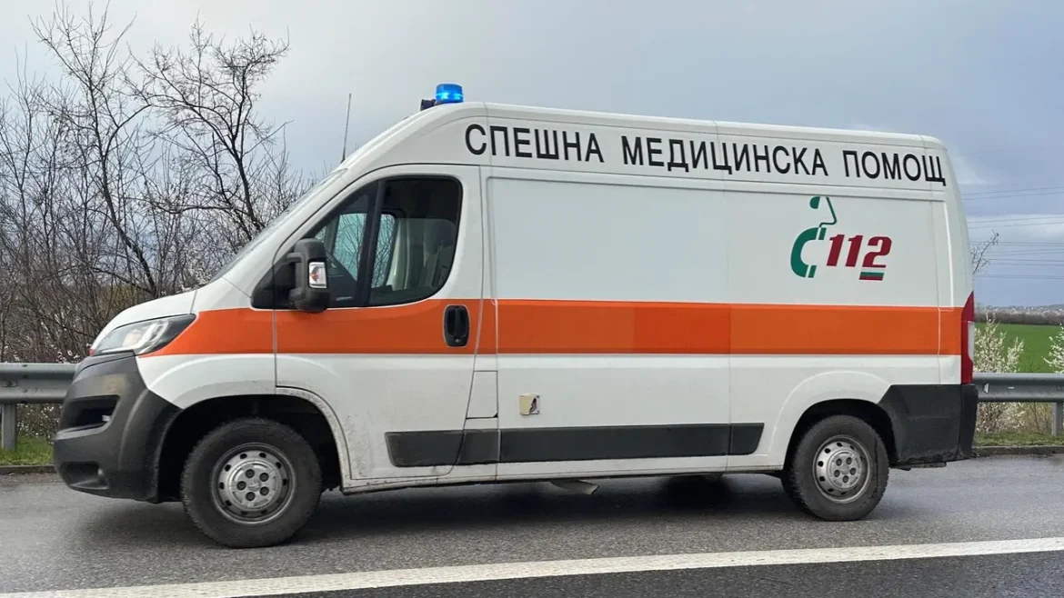 Работник падна от скеле, в критично състояние е
