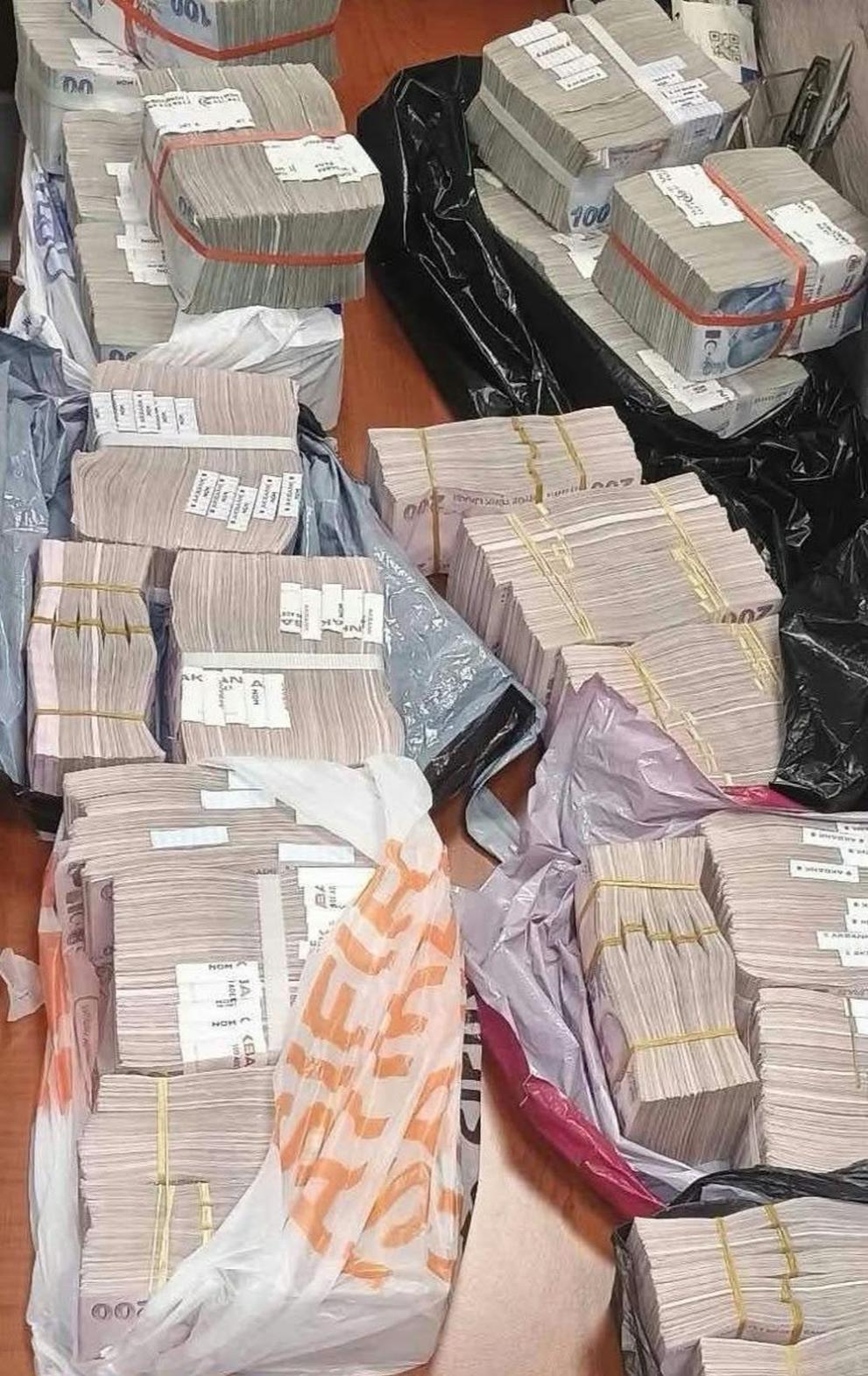 Удар на границата! Спипаха микробус с куфар, тъпкан с 4 милиона турски лири на „Малко Търново“