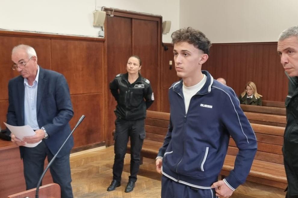 Съдът остави в ареста 19-годишен македонец с близо 100 000 фалшиви евро