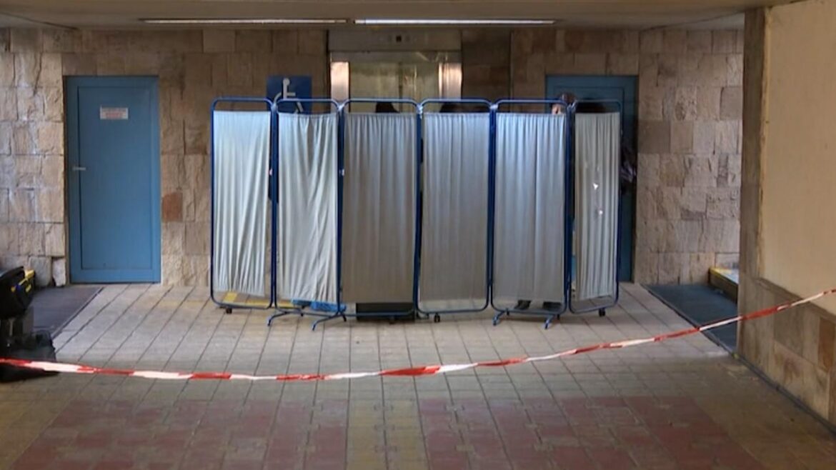 Пребиха университетски преподавател в асансьор на метрото