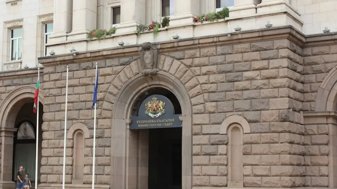 Правителството запазва планираното увеличение на пенсии и социални помощи за 2027 г.