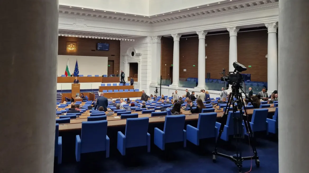 Извънредно в парламента: Депутатите прекъсват почивката си / се събират спешно