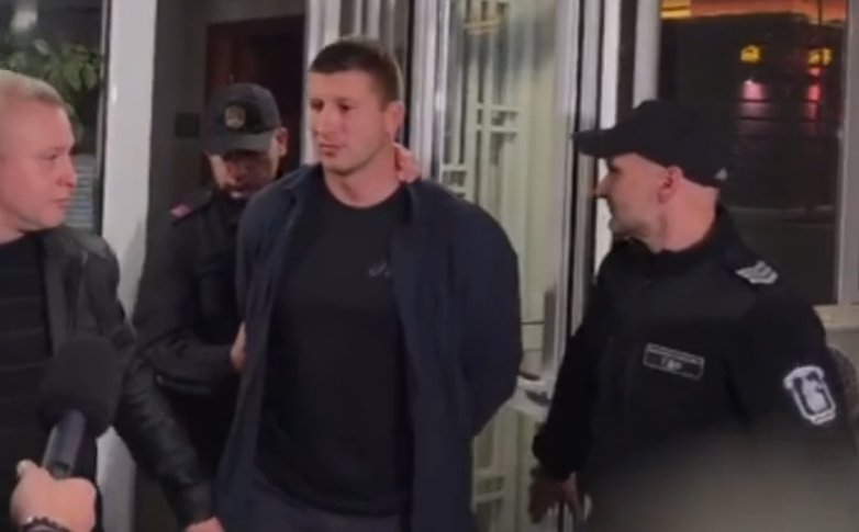 Служител на НСО е изведен с белезници след инцидент с журналист (ВИДЕО)
